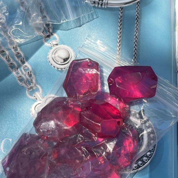 Pink faceted flat back beads and 2 free charms - Picture 6 of 6